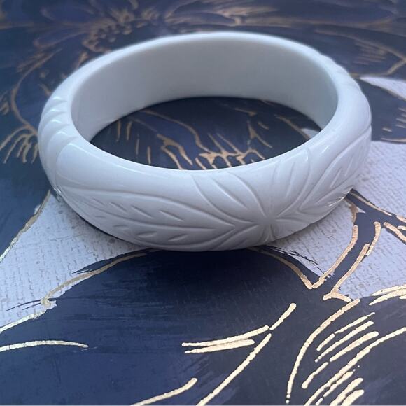 Vintage 70s Carved Pure White Lucite Bangle Bracelet Leaves Pattern A3 - Picture 13 of 13
